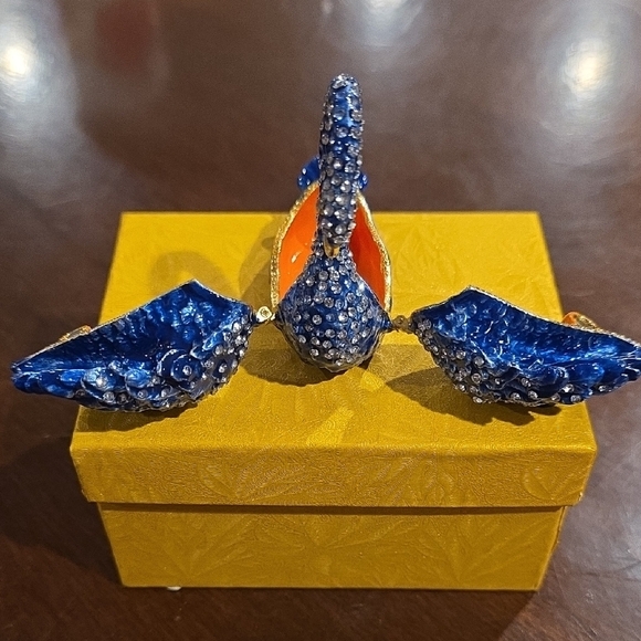 (J20)  Blue and Gold Swan Figurine ( Jewlery Holder) - Picture 4 of 6